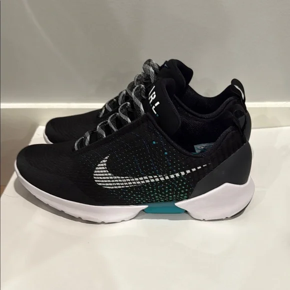 Black Nike EARL Hyper adapt